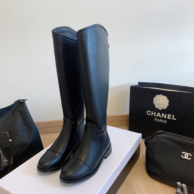 出厂： Chanel 秋冬最新款 C家长靴后拉链 鞋头双c 很高级 秋冬绝搭 而且是特别款 不会像sw一样秋冬烂大街 上脚非常好看哈 鞋面仿全牛皮 仿内里全羊皮